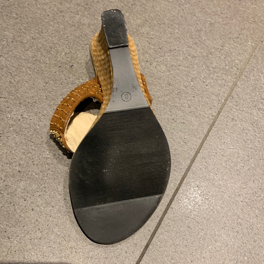 Size 8 sandals slip on by cruise wear